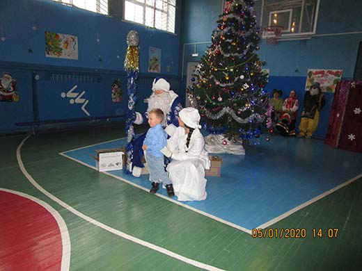 Праздничное новогоднее представление 09